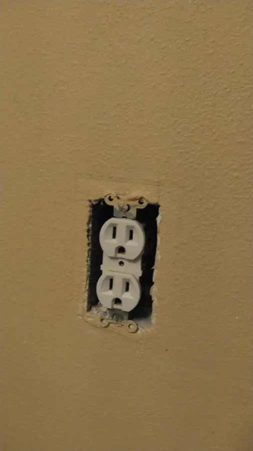 Old electrical outlet in Niceville FL before GFCI replacement