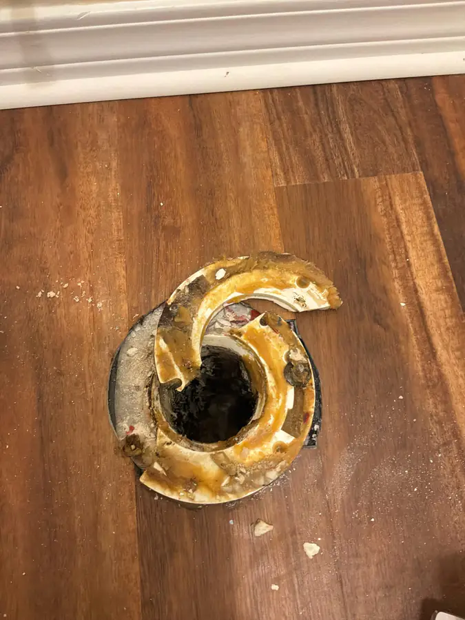 Broken toilet flange in Niceville FL before repair